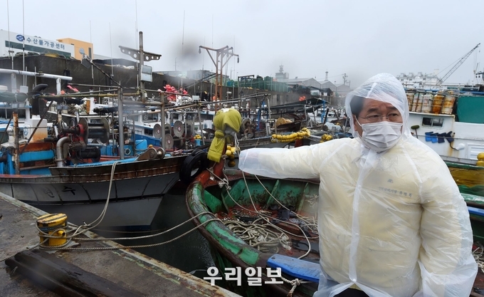 유정복 시장이 5일 연안부두에서 선박 결박상태 등을 확인하며 제11호 태풍 '힌남노' 대비 현장점검을 하고 있다.ⓒ 인천시청 제공