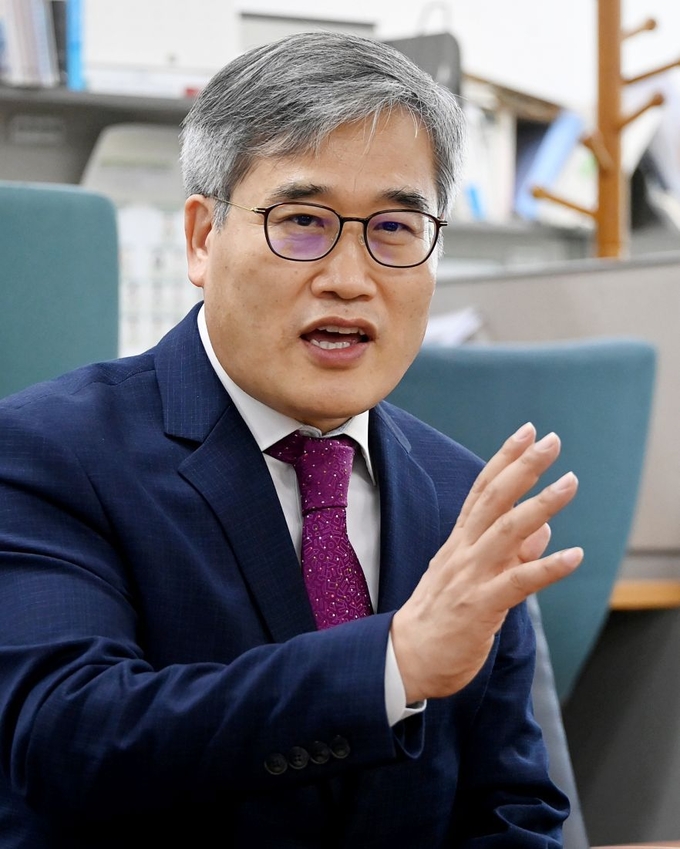 임용장 받은후 기자실 방문해 기자들과 간담회를 가지고 있다. ⓒ인천시청 제공