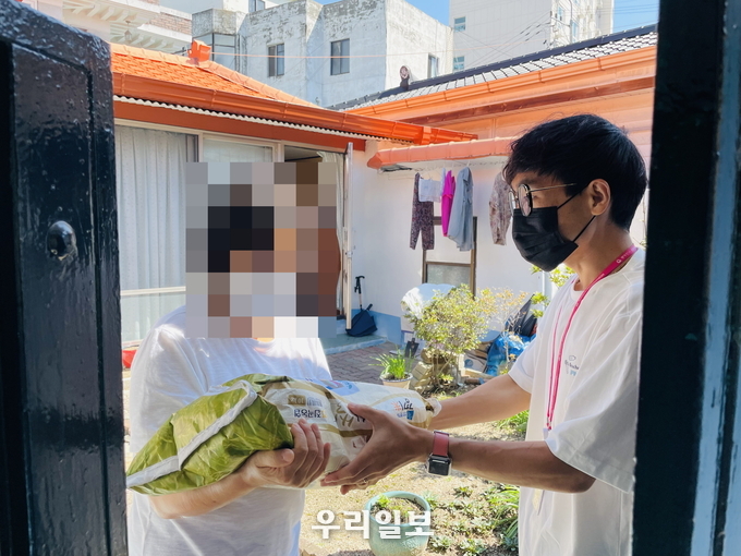 동두천시 중앙동, 독거노인 가정에 명절 이웃돕기 성품 전달하고 있다 ⓒ 동두천시청 제공