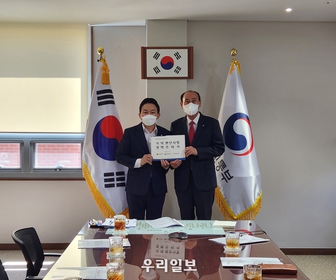 박형덕 동두천시장, 원희룡 국토교통부 장관에게 지역현안 정책 건의서를 전달하고 있다. ⓒ동두천시청 제공 