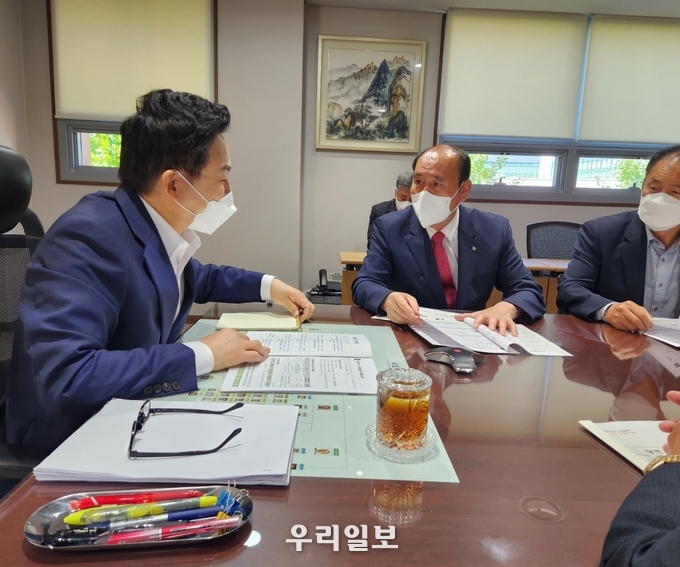 박형덕 동두천시장, 원희룡 국토교통부 장관에게 동두천시 현안에 대한 설명을 하고 있다. ⓒ 동두천시청 제공