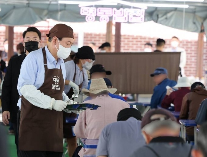 윤 대통령이 음식 준비를 마친 뒤 식판에 음식을 담아 간이 테이블로 전달하는 배식 전달 봉사와 함께 반찬을 추가로 담아 드리고 식사를 마친 테이블을 정리하는 등의 봉사활동을 했다.ⓒ 대통령실사진기자단 