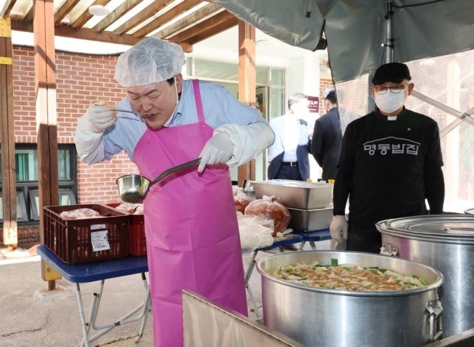 윤석열 대통령이 추석 연휴 첫날인 9일 서울 중구 명동성당 내 무료급식소인 명동밥집에서 김치찌개 맛을 보고 있다. ⓒ 대통령실통신사진기자단