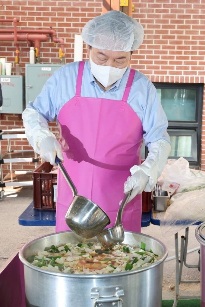윤석열 대통령이 추석 연휴 첫날인 9일 서울 중구 명동성당 내 무료급식소인 명동밥집에서 김치찌개를 만들고 있다. ⓒ 대통령실 통신사진기자단 
