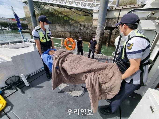 평택해양경찰서 경비정에서 응급환자를 이송 후, 119구급대에 인계하고 있다. ⓒ 평택해경 제공