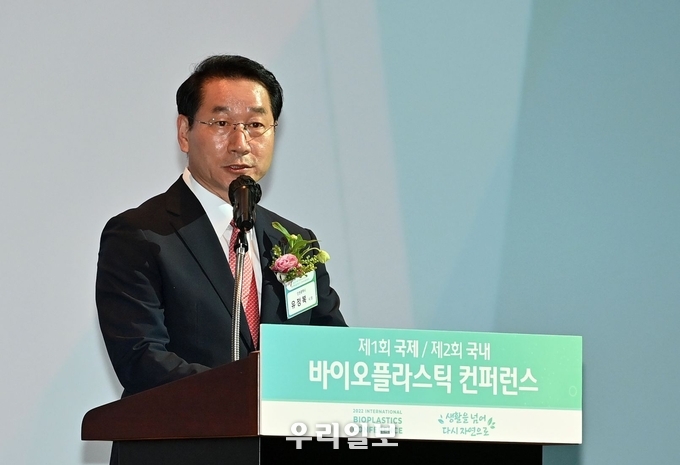 유정복 인천광역시장이 14일 송도컨벤시아에서 열린 2022 바이오플라스틱 컨퍼런스에서 환영사를 하고 있다. ⓒ 인천시청 제공