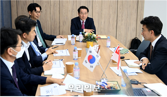 유정복 인천시장이 16일 싱가포르 코트라 무역관을 방문해 현지 경제현황을 브리핑 받고 있다. ⓒ인천시청 제공