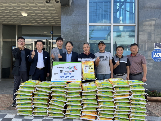 죽산면 농업경영인회 이상흥회장과 경영인들이 죽사면에 쌀 기탁하고 기념촬영을 하고있다. ⓒ 안성시청 제공