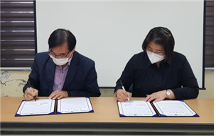 소셜 온 이명선 센터장과 더좋은 경제 사회적협동조합 김용구 센터장이 업무협약에 서명하고 있다.ⓒ 온 인천 제공