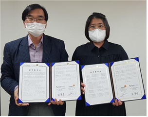 소셜온 인천 이명선 센터장과 더좋은 경제 사회적협동조합 김용구 센터장 업무협약 후 기념촬영을 하고 있다. ⓒ 소셜 온&nbsp; 제공