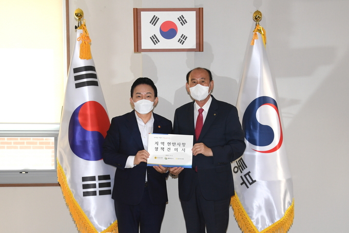동두천시 박형덕 시장, 지난 7월 원희룡 국토부장관에게 지역현안사항 정책제안서를 제출하고 있다. 임기 두달만에 조정대상지역 해제 성과 이뤄냈다. ⓒ 동두천시청 제공
