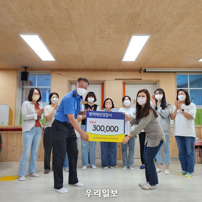 평택해양경찰서 변상옥 정비계장이 성금을 전달하고 있다 ⓒ 평택해양경찰 제공
