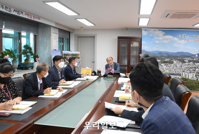 박형덕 동두천시장이 ‘2023년 주요업무계획 보고회’를 개최 하고 있다. ⓒ 동두천시청 제공