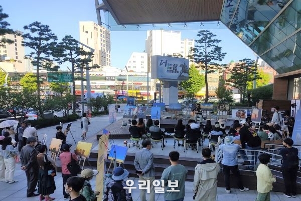 공연 관람하는 관객들 모습