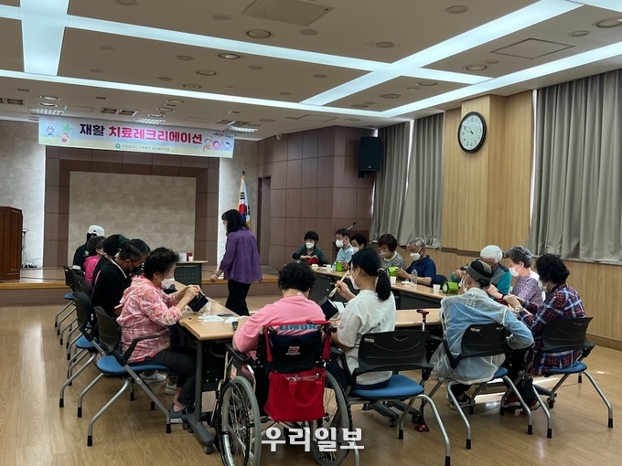 재활 치료레크리에이션.(사진=인천시미추홀구숭의보건지소)