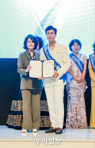 지난 23일 이대영 대표(가운데)가 제14회 글로벌비즈니스 CEO 퀸앤킹 선발대회서 영예의 '킹 타이틀' 을 수상받고 있다.
