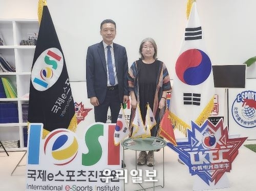 국제e-스포츠진흥원 전옥이 이사장(오른쪽)과 ㈜국제e-스포츠비즈 김태서 대표(왼쪽)이 기념촬영을 하고 있다. 