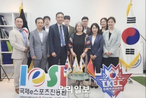 국제e-스포츠진흥원 전옥이 이사장과 ㈜국제e-스포츠비즈 김태서 대표가 임직원들과 기념촬영을 하고 있다. 