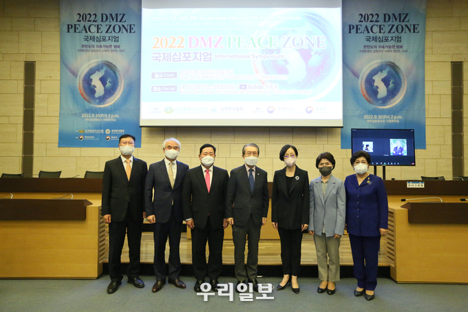 왼쪽부터 한명섭 변호사, 손기웅 전 통일연구원장, 박흥순 유엔한국협회 부회장, 이호진 유엔한국협회 회장, 문훈숙 여성연합 세계회장, 최영선 여성연합 한국회장, 홍성순 여성연합 부회장 ⓒ 세계평화여성연합 제공