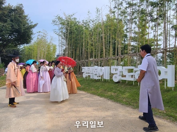 평택시 바람길숲 대나무숲에서 도시숲 걷기 및 한복문화체험행사 열려 ⓒ 평택시청 제공