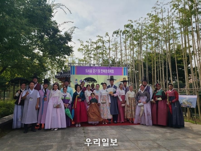 평택시 바람길숲 대나무숲에서 도시숲 걷기 및 한복문화체험행사 열려 ⓒ 평택시청 제공