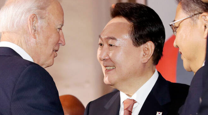 바이든 미국대통령과 윤석열 대한민국 대통령이 환담을 나누고 있다. 