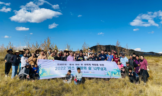 몽골 학생 봉사단이 몽골 북동부 에르덴솜 지역에서 나무심기 봉사활동 마치고 단체 사진을 찍고 있다. ⓒ 오비맥주 제공