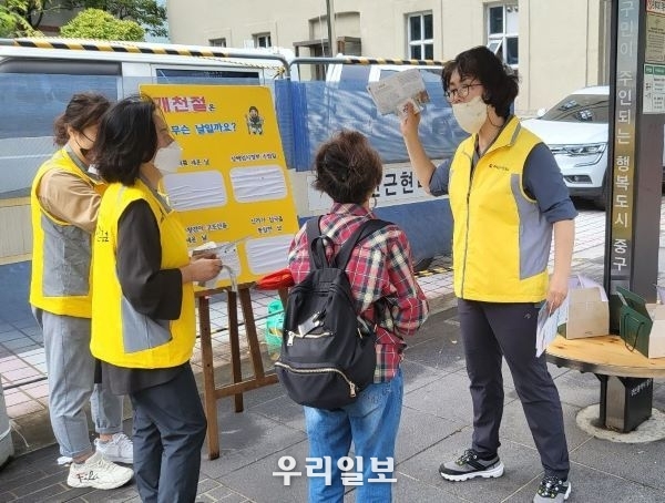 선도문화진흥회 부산지회에서 시민들에게 개천절 알리기 거리 캠페인을 하고 있다.