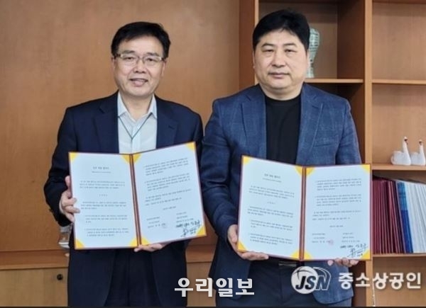 지난 9일 한국중소기업 주주마켓거래소 김인성 회장(오른쪽)과 온리onry 대표 선금담(왼쪽)이 대한민국 "중소기업 상생.협력 MOU"를 체결하고 기념촬영을 하고 있다. (사진제공=중소상공인뉴스)