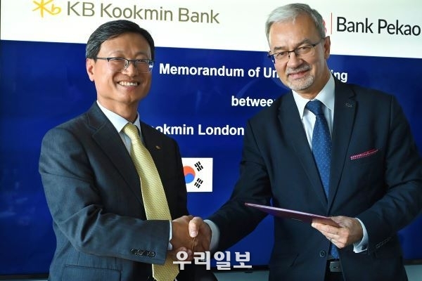 지난 6일 폴란드 바르샤바에 위치한 페카오은행(Bank Pekao) 본점에서 개최된 업무협약식에서 (왼쪽)전채옥 KB국민은행 런던지점장과 (오른쪽) Jerzy Kwieciński 페카오은행 기업금융 및 투자/자본시장 그룹 부행장이 기념촬영을 하고 있다. 