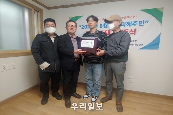 지난 10월 6일 (사)주거복지연대 남상오 이사장(왼쪽 두번째)와 동작주거상담소 성동훈 실장(왼쪽)이 입주민들과 입주식을 하고 있다.
