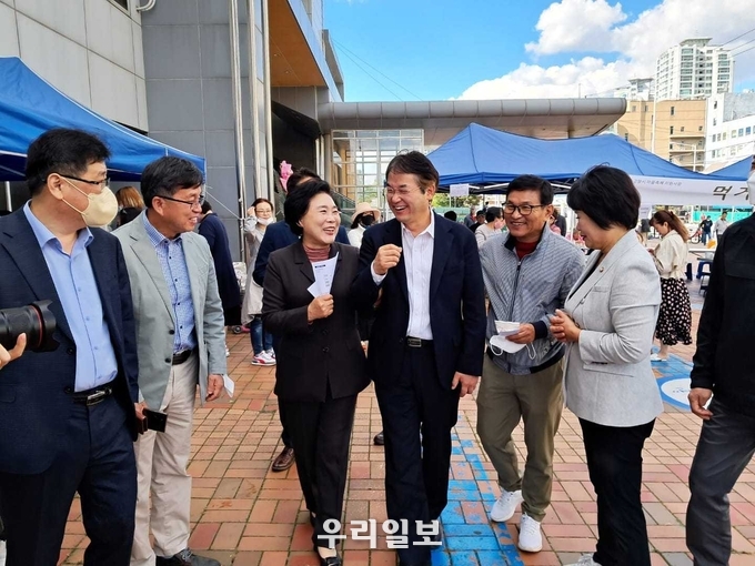 각종 지역행사에 참석한 김필례 한국숲사랑총연합회 경기지역 총재(왼쪽)와 이동환 고양시장(오른쪽)이 행사 현장에서 환담을 나누고 있다.(사진=한국숲사랑총연합회 경기지역)