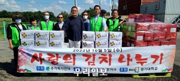 지난 10월 5일 소외계층 운동본부 천원태 대표(왼쪽)가 사단법인 주거복지연대 경기남부지사장 이석훈(가운데)에게 사랑의 김치 나눔 후원 후 기념촬영을 하고 있다.