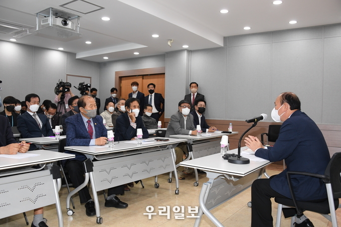박형덕 동두천시장이 취임 100일 맞으며 출입 기자단고 소통 간담회를 가지고 있다. ⓒ 동두천시청 제공