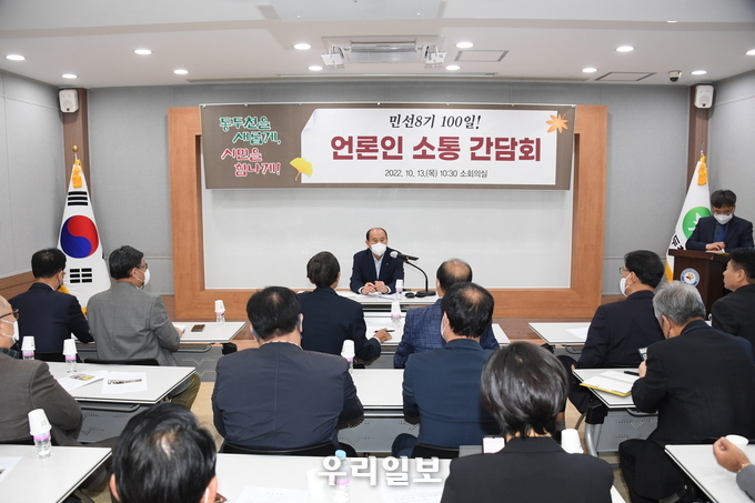박형덕 동두천시장이 취임 100일 맞으며 출입 기자단고 소통 간담회를 가지고 있다. ⓒ 동두천시청 제공