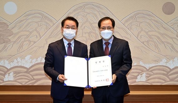 김성완 인천교통공사 사장(오른쪽)이 14일 임용장을 받고 유정복 시장과 기념촬영을 하고 있다. ⓒ 인천시청 제공