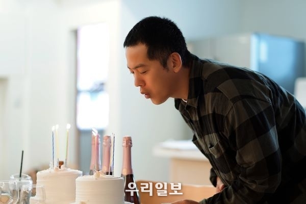열정팬들이 마련해준 생일 축하 케익의 촛불을 불어서 끄고있는 가수 김용진