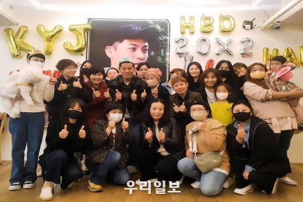 가수 김용진의 생일맞이 팬미팅에 참서한 열정팬들과 단체사진