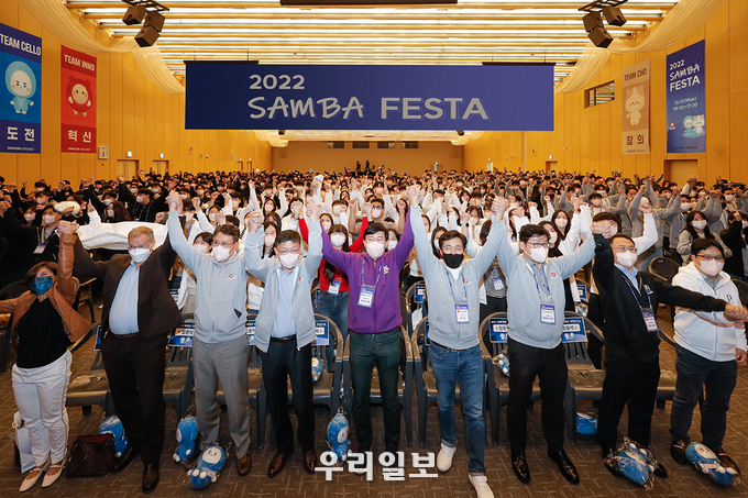 '2022 삼바 축제(SAMBA FESTA)'에서 존림 삼성바이오로직스 대표와 신규 입사자들이 환호하고 있는 모습 ⓒ 삼성바이오로직스 제공