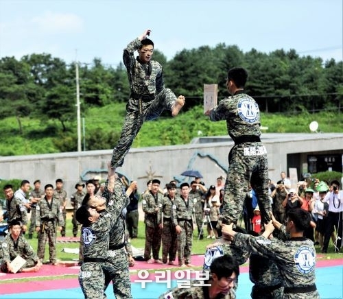 지상작전사령부 1군단 태권도 공중격파시범 장면