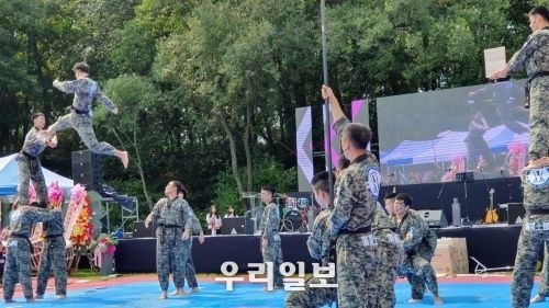 지상작전사령부 1군단 태권도 공중격파시범 장면