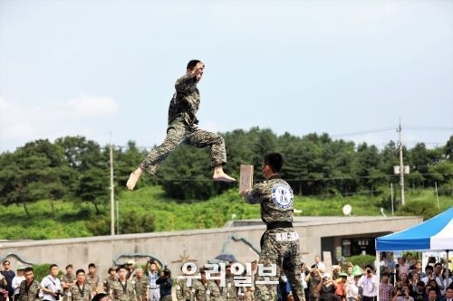 지상작전사령부 1군단 태권도 공중격파시범 장면
