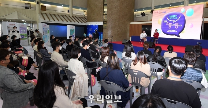 유정복 인천시장이 24일 시청 중앙홀에서 열린 '인천 통통' 토크콘서트에서 참가자들과 대화를 하고 있다. ⓒ 인천시청 제공