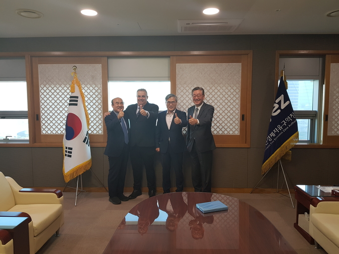 - 좌측부터) (주)샤프테크닉스케이 양해구 고문, IAI 슈무엘 쿠지 부문대표, 김진용 인천경제자유구역청장, (주)샤프테크닉스케이 백순석 대표 ⓒ 인천경제청 제공