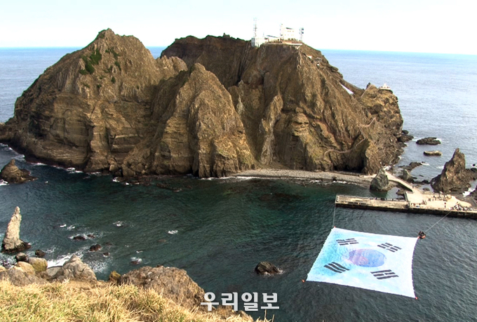 서경덕 교수가 독도의 동도와 서도 사이의 바다 위에 초대형 태극기를 띄운 장면
