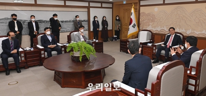 유정복 인천시장이 25일 시청 대접견시렝서 열린 '민ㆍ관협력 도서지역 무료 진료사업 협약식'에서 환담을 하고 있다. ⓒ 인천시청 제공