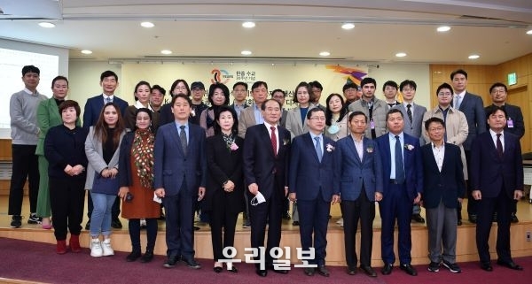 지난 10월 24일 국회의원회관 제2소회의실에서 제7회 K-컬쳐콘텐츠공모대회를 마치고 관계자들이 기념촬영을 하고 있다. (사진제공=한국서비스산업진흥원)