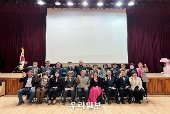 민평화문화콘서트를 마치고 관계자들이 화이팅을 외치며 단체 기념촬영을 찍고있다.