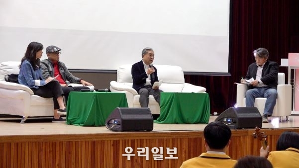 지난 10월24일(월)14시 고양시 일산 동구청 강당에서 ‘2022민(民)평화문화콘서트 in 고양 ’ 토크콘서트를 진행하고 있다.