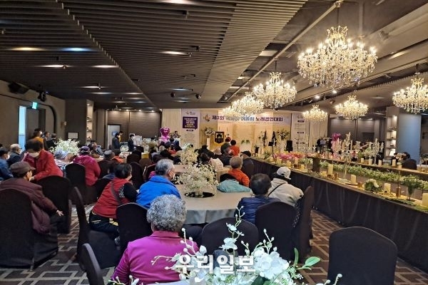 10월 27일 서울 코레인유통빌딩 KR켄벤션 2층에서 개최된 제3회 장애인어울림 노래경연대회를 많은 참가자들이 관람하고 있다. 